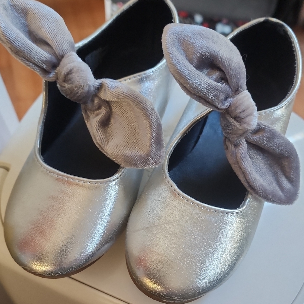 Sz 10 Silver Shoes with Bow